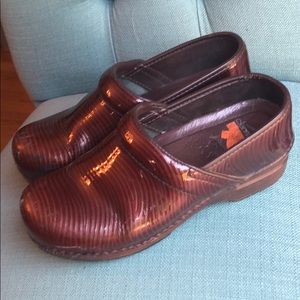 Dansko brown shiny clog